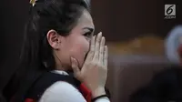 Terdakwa kasus narkoba Jennifer Dunn menangis saat menjalani sidang lanjutan di PN Jakarta Selatan, Kamis (24/5). Aktris cantik 28 tahun ini dituntut 8 bulan penjara dikurangi masa tahanan. (Liputan6.com/Faizal Fanani)