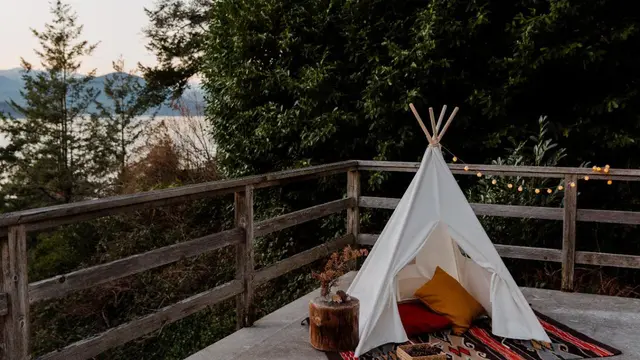 Ilustrasi Tenda di Teras