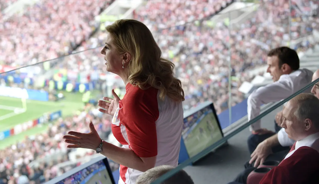Ekspresi Kolinda Grabar Kitarovic saat menonton Kroasia melawan Prancis pada final Piala Dunia 2018 di Luzhniki Stadium, Moskow, Rusia, (15/7/2018). Meski Kroasia kalah Kolinda tetap tersenyum manis. (Alexei Nikolsky, Sputnik, Kremlin Pool Photo via AP)