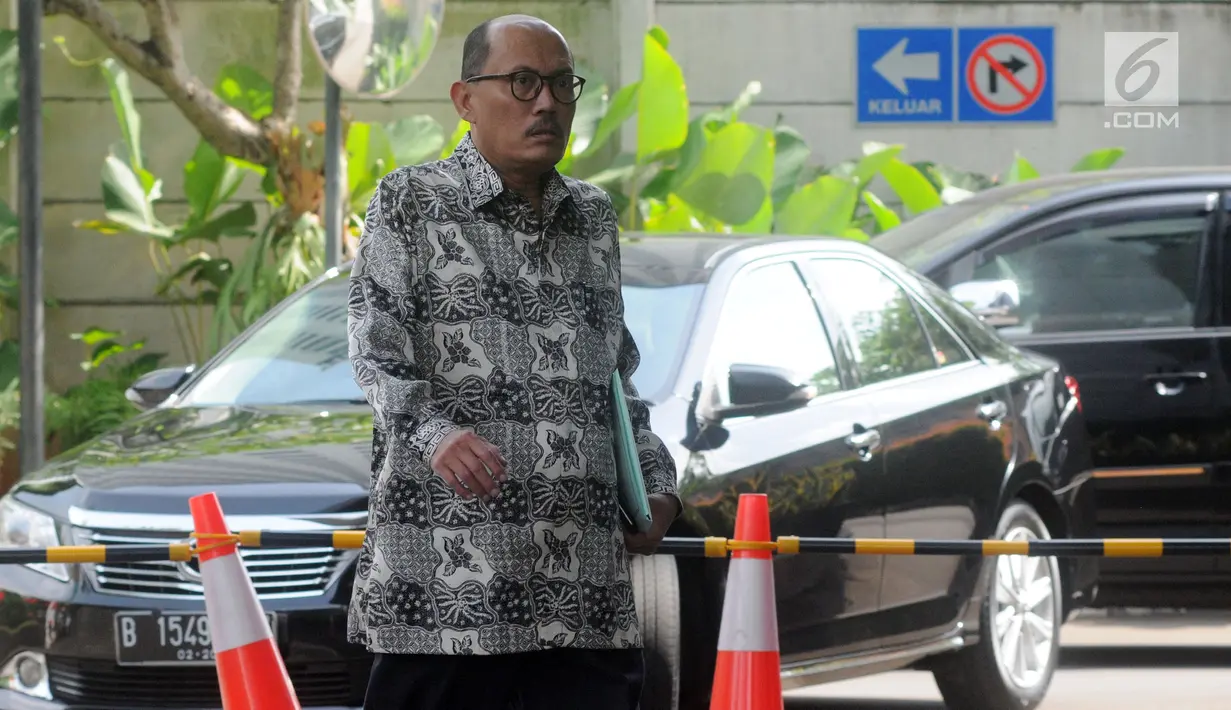 Staf ahli Menteri Agama Lukman Hakim Saifuddin, Janedjri M Gaffar tiba untuk menjalani pemeriksaan di Gedung KPK, Jakarta, Kamis (11/4). Janedjri diperiksa sebagai saksi untuk tersangka Romahurmuziy terkait kasus jual beli jabatan di lingkungan Kementerian Agama. (merdeka.com/Dwi Narwoko)