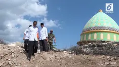 Presiden Joko Widodo meninjau Masjid Jami'ul Jama'ah, di Dusun Karang Pangsor, Nusa Tenggara Barat. Masjid Jami’ul Jama’ah roboh setelah gempa Lombok 7 SR