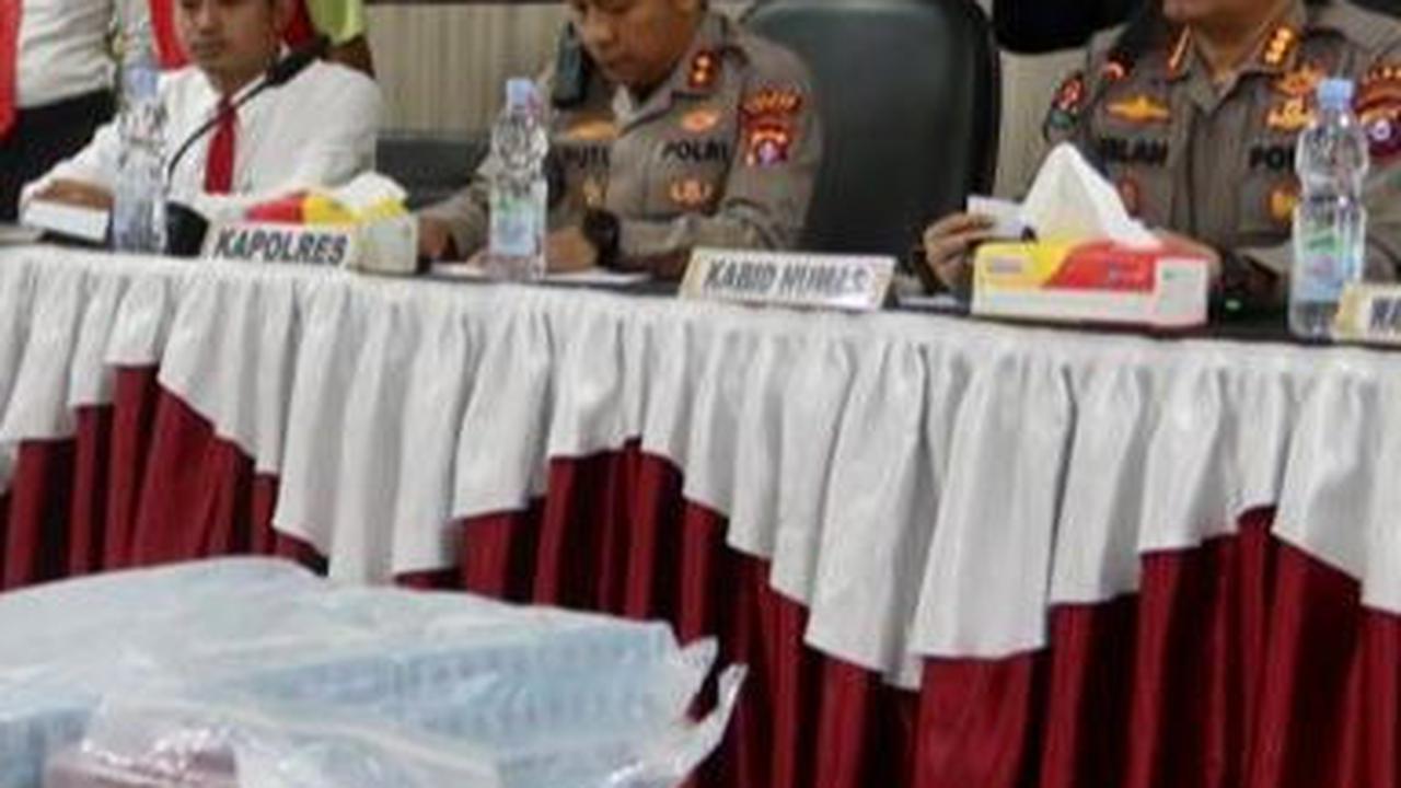 Polisi Pamerkan Tumpukan Duit Korupsi Bantuan Kelompok Tani Capai Rp17 Miliar Lebih