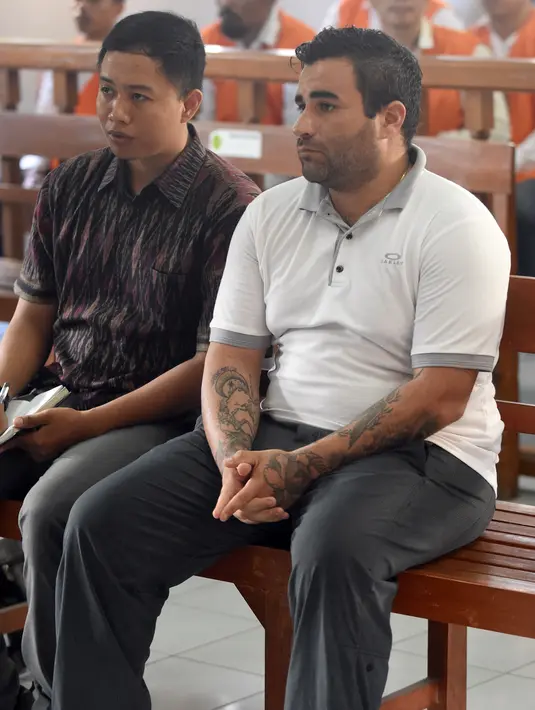 Warga Negara (WN) Amerika, Ian Andrew Hernandez (kanan) menjalani sidang pembacaan vonis di Pengadilan Negeri (PN) Denpasar, Bali, Senin (13/1/2020). Hernandez divonis hukuman sembilan tahun dan empat bulan penjara karena membawa 6,60 gram kokain dan ganja seberat 23,73 gram. (SONNY TUMBELAKA/AFP)