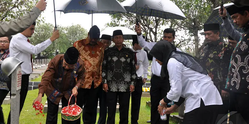 HUT BPK Ke-68, Harry Azhar Azis Tabur Bunga di Kalibata