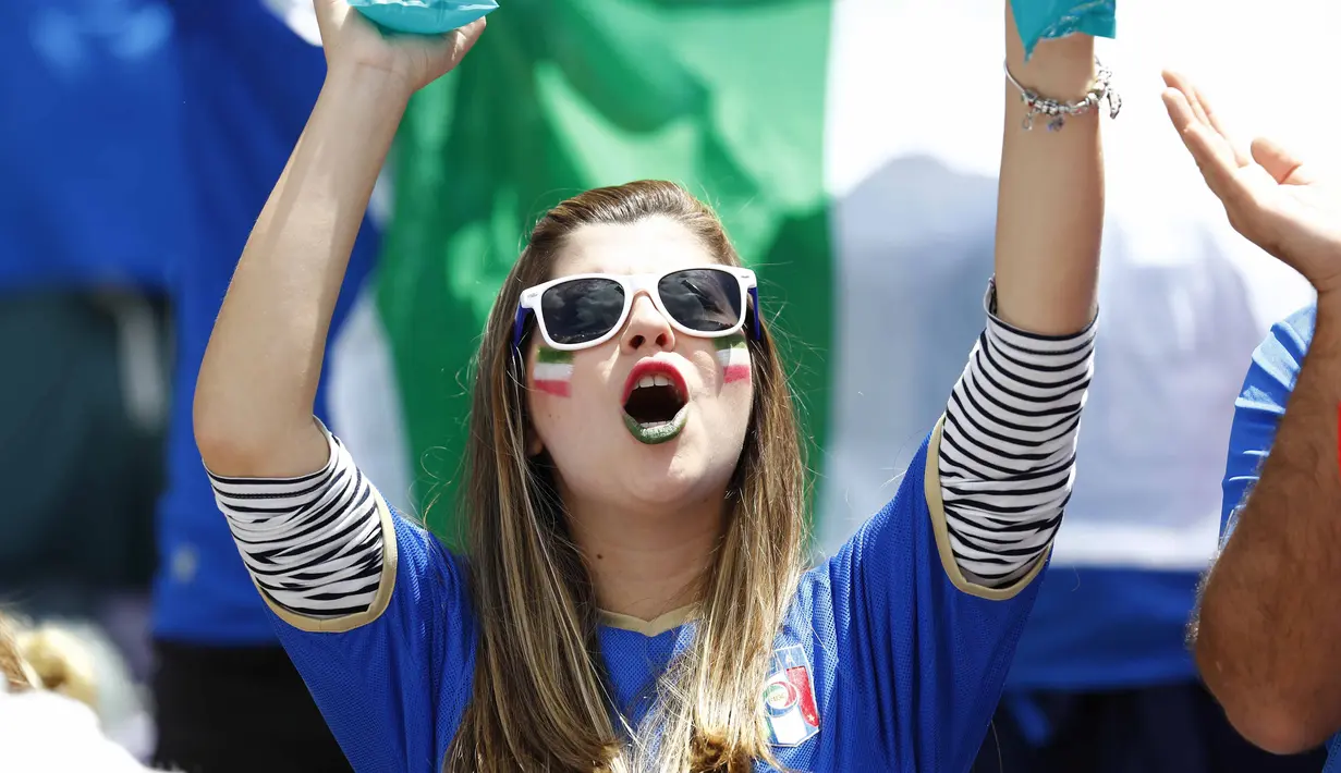 Dengan wajah bergambar bendera, fans cantik Italia memberikan dukungan saat Italia melawan Swedia pada grup E Euro Cup 2016 di Stadion Municipal, Toulouse, Jumat (17/6/2016) WIB. (REUTERS/ Michael Dalder)