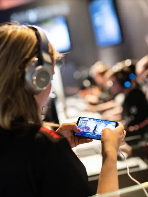 ilustrasi orang main game