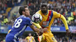 Striker Crystal Palace, Christian Benteka, berusaha melewati bek Chelsea, Cesar Azpilicueta. Pada laga ini The Blues memakai formasi 3-4-2-1, sementara Palace menggunakan skema 4-2-3-1. (AFP/Ian Kington)