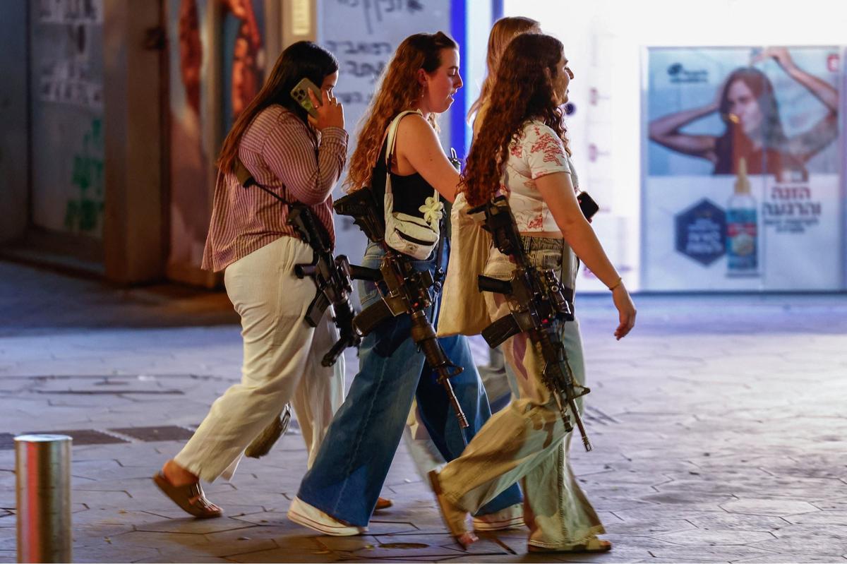 Wanita Israel bawa senjata saat jalan-jalan di Tel Aviv