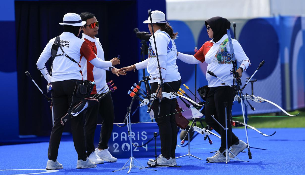 <p>Tim panahan putri Indonesia (dari kiri) Diananda Choirunisa, Rezza Octavia dan Syifa Nurafifah Kamal bersama pelatih, Denny jelang laga perempatfinal panahan beregu putri Olimpiade Paris 2024 menghadapi China di Invalides Arena, Paris, Minggu (28/7/2024). (Dok. NOC Indonesia/Naif Muhammad Al'as)</p>