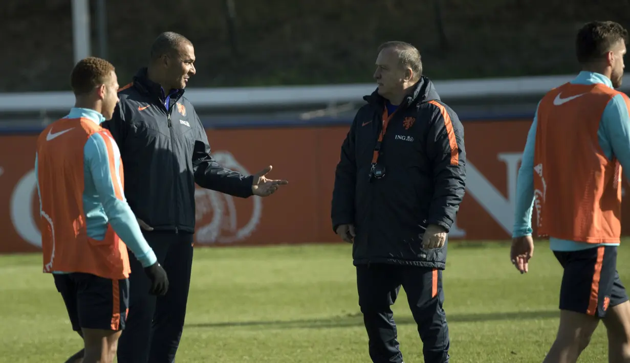 Pelatih Belanda Dick Advocaat (kanan) berbincang dengan asisten Ruud Gullit (kedua kiri) saat sesi latihan Timnas Belanda di Katwijk, Belanda, 7 November 2017. Ruud Gullit merupakan legenda Timnas Belanda yang memiliki 88 caps dan mencetak 17 gol buat De Oranje. (Photo by Remko DE WAAL/AFP)