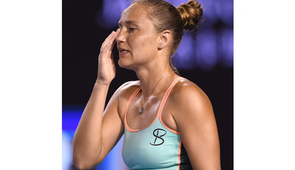 Kateryna Bondarenko mengusap keringat saat berhadapan dengan petenis Swiss, Belinda Bencic pada hari ke-5 turnamen tenis Australian Open 2016  di Melbourne, Jumat (22/1/2016). (AFP/Greg Wood)