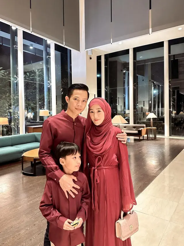 7 Potret Larissa Chou Rayakan Imlek Bareng Keluarga Besar, Ditemani Ikram Rosadi