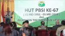 Mantan Ketua Umum PBSI, Try Sutrisno memberi arahan pada tim bulutangkis Indonesia yang akan berlaga pada turnamen piala Thomas dan Uber Cup 208 saat upacara pelepasan di Jakarta, Selasa (8/5). (Liputan6.com/Helmi Fithriansyah)
