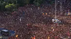 Kerumunan fans menunggu hingga timnas Spanyol tiba di alun-alun Cibeles Madrid, Senin (15/7/2024). (AP Photo/Andrea Comas)