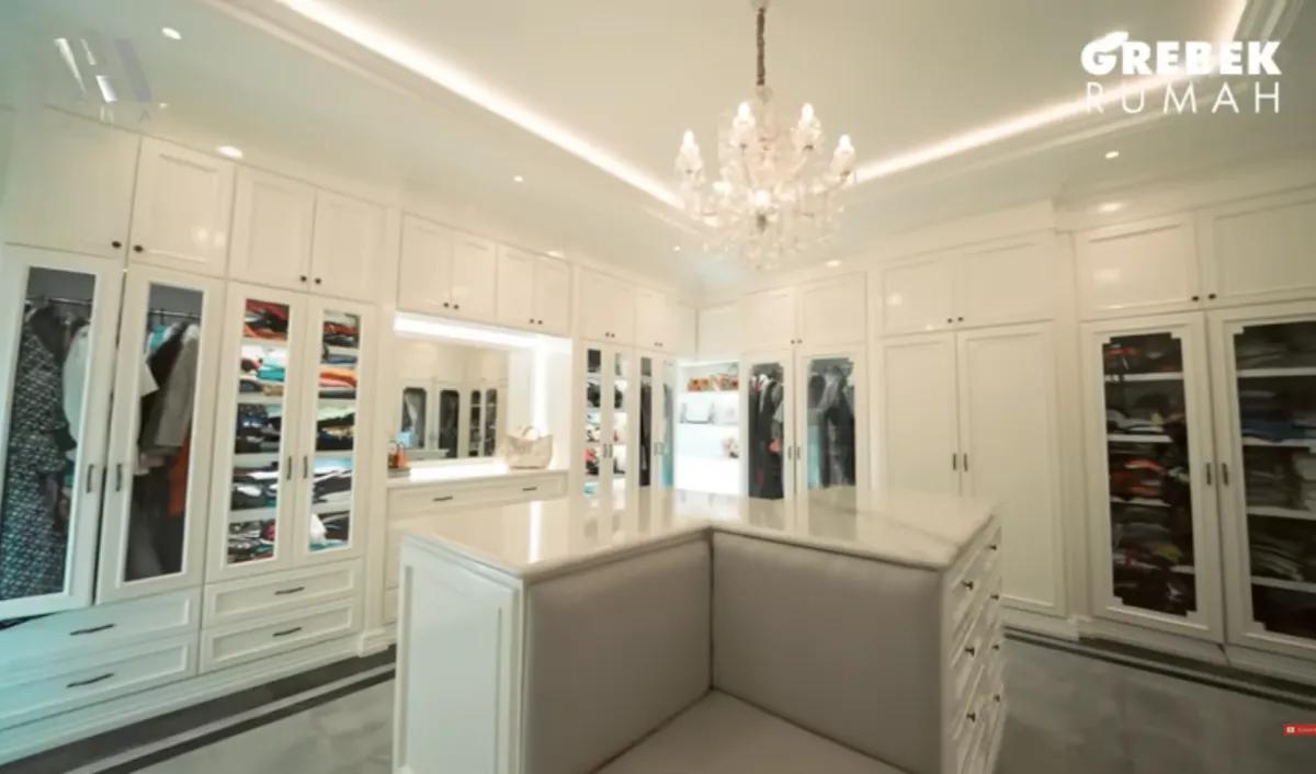 Atta dan Aurel kemudian diajak ke kamar pribadi Rizky Ananda. Di dalamnya tampak Walking Closet. Di ruangan tersebut ada koleksi tas-tas mewah milik Rizky Ananda.