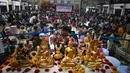 Penumpang menunggu di stasiun kereta api pusat Hua Lampong, sehari sebelum Songkran Festival, atau Tahun Baru Thailand, di Bangkok (12/4). Festival tahun baru Buddha resmi dimulai 13 April dan berlangsung selama tiga hari. (AFP Photo/Lillian Suwanrumpha)