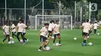 Pemain Timnas Wanita Indonesia saat  menggelar latihan sebelum menghadapi Timnas Singapura di Lapangan A Kompleks Gelora Bung Karno (GBK), Jakarta, Senin (27/5/2024). (Liputan6.com/Herman Zakharia)