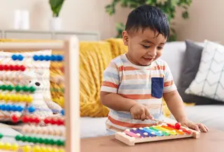 Peran curiosity talk dalam mendukung rasa ingin tahu dan perkembangan balita melalui kebiasaan mengajak mereka berbincang. (Foto: krakenimages/Freepik)