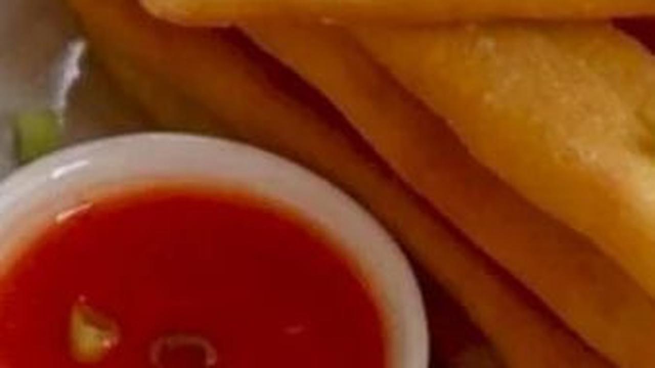 Cakwe adalah jajanan yang kini mudah ditemukan di pedagang gerobak pinggir jalan. Cakwe sendiri adalah makanan asal Tionghoa yang dalam dialek Hokkian artinya “hantu yang digoreng”.Cakwe sendiri memiliki sejarah yang panjang dari negeri asalnya yakni 
