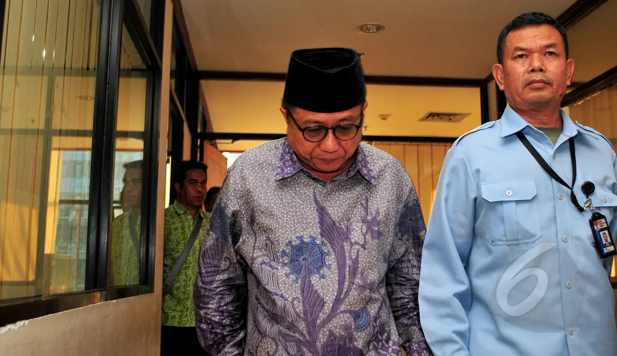 Mantan Sekjen ESDM, Waryono Karno berjalan usai menjadi saksi di sidang lanjutan Sutan Bhatoegana di Pengadilan Tipikor, Jakarta, Kamis (21/5/2015). Waryono bersaksi terkait dugaan suap APBN-P 2013 di Kementerian ESDM. (Liputan6.com/Yoppy Renato)
