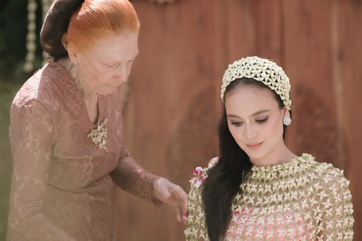 Potret Ayu Ibu Luna Maya Saat Siraman Sang Putri di Usia 79 Tahun, Jadi Perempuan Jawa dengan Wajah Bule
