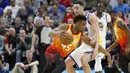 Pemain Utah Jazz, Donovan Mitchell (45) menggiring bla saat diadang pemain Warriors, Klay Thompson pada lanjutan NBA basketball game di Vivint Smart Home Arena, Salt Lake City, (30/1/2018). Utah menang 129-99. (AP/Rick Bowmer)