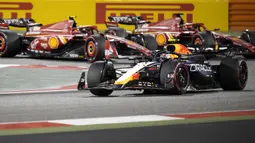 Pembalap Red Bull Racing, Max Verstappen (depan) memacu mobilnya di depan dua pembalap Ferrari saat Formula 1 GP Bahrain 2024 yang berlangsung di Sirkuit Sakhir, Bahrain, Sabtu (03/03/2024) malam WIB. (AP Photo/Darko Bandic)