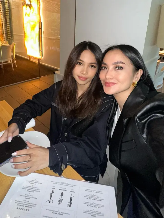 6 Gaya Liburan Ririn Ekawati di Amerika Serikat, Ibu 3 Anak Kece Banget!