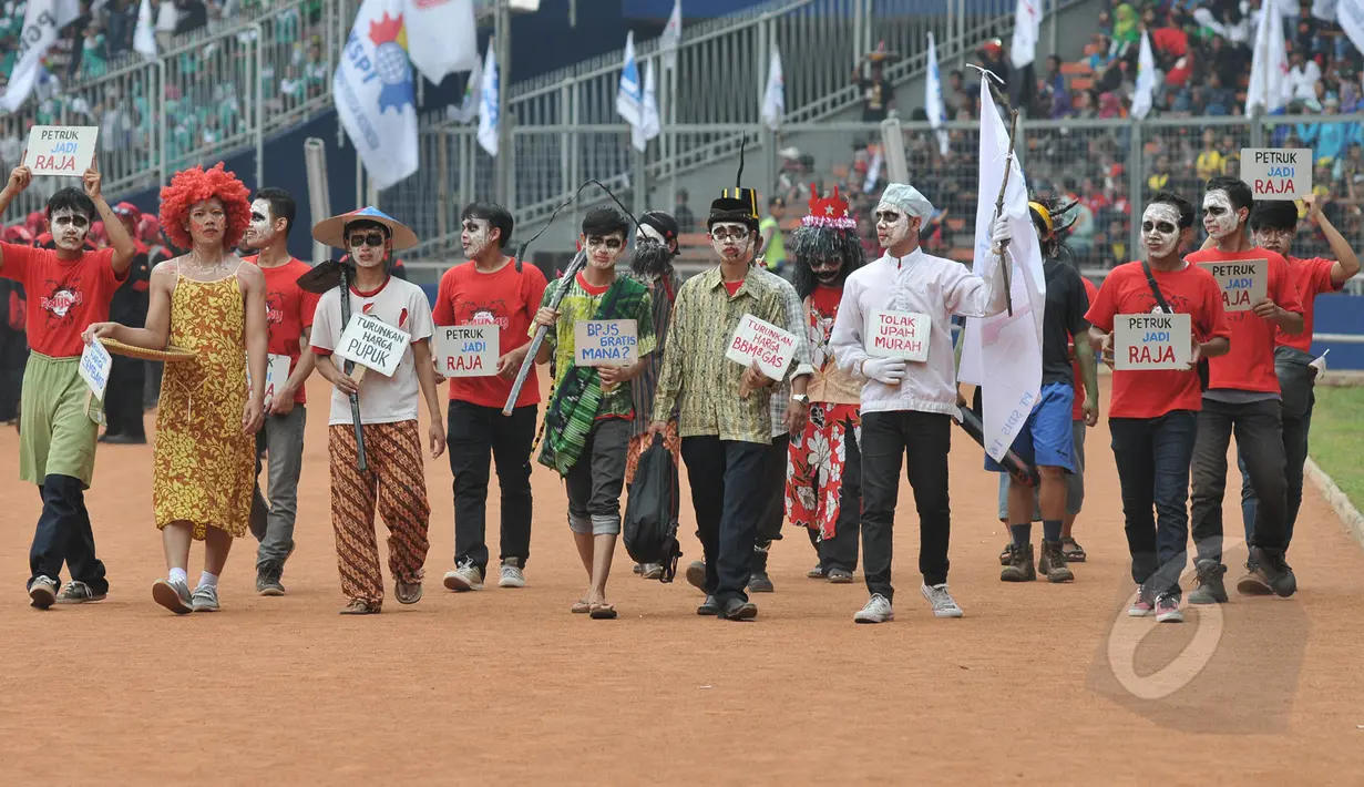 Aksi teaterikal para buruh saat perayaan hari buruh sedunia (May Day), SGBK, Jakarta, Jumat (1/5/2015). Mereka menuntut melawan kebijakan upah murah dan kenaikan upah setiap lima tahun sekali. (Liputan6.com/Herman Zakharia)