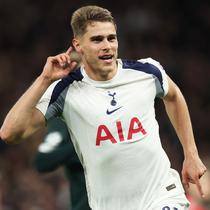 Selebrasi&nbsp;Micky van de Ven dalam laga Liga Champions&nbsp;antara Tottenham vs FC Copenhagen, Rabu (5/11/2025). (AP Photo/Ian Walton)