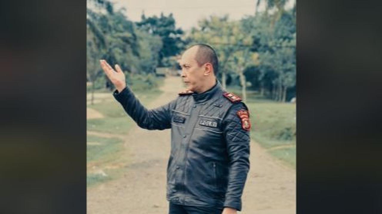 Pria bernama Irjen Polisi Albertus Rachmad Wibowo ini merupakan Kepala Kepolisian Daerah (Kapolda) Sumatera Selatan.<br>