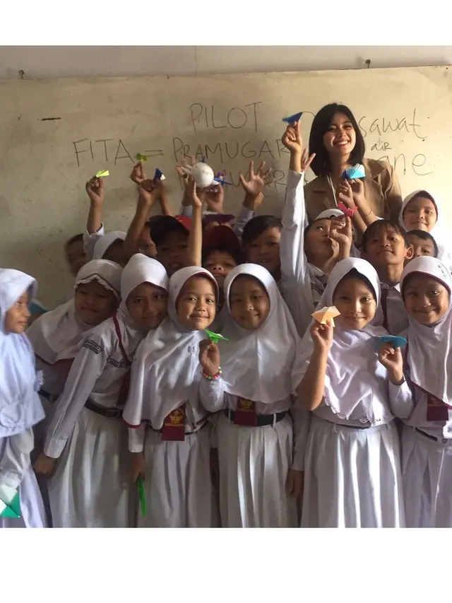 6 Pesona Arfita Dwi, Istri Yama Carlos yang Jadi Pramugari