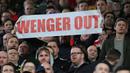 Suporter Arsenal mengankat tulisan "Wenger Out" saat menyaksikan pertandingan antara West Bromwich Albion melawan Arsenal pada lanjutan Premier League. Mereka mengungkapkan kekecewanya terhadap Pelatih Arsenal, Arsene Wenger. (AFP/Lindsey Parnaby).