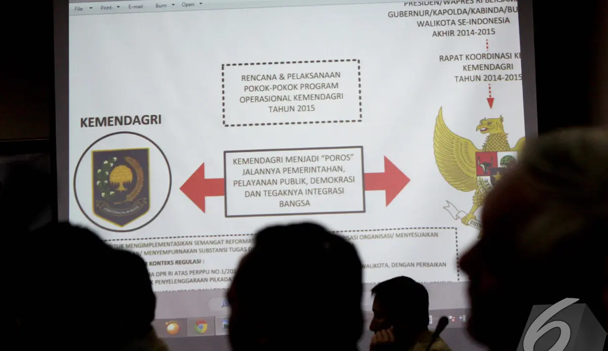 Sebuah slide berisi Pokok Program Mendagri dipaparkan saat penyampaian kebijakan dan agenda prioritas Kemendagri tahun 2015 & 2016, Jakarta, Selasa (6/1/2015). (Liputan6.com/Faizal Fanani)