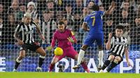 Raheem Sterling dari Chelsea, (7), melakukan tendangan pendek saat pertandingan sepak bola perempat final Piala Liga Inggris antara Chelsea dan Newcastle United di Stamford Bridge di London, Selasa, 19 Desember 2023. (AP Photo/Kirsty Wigglesworth)