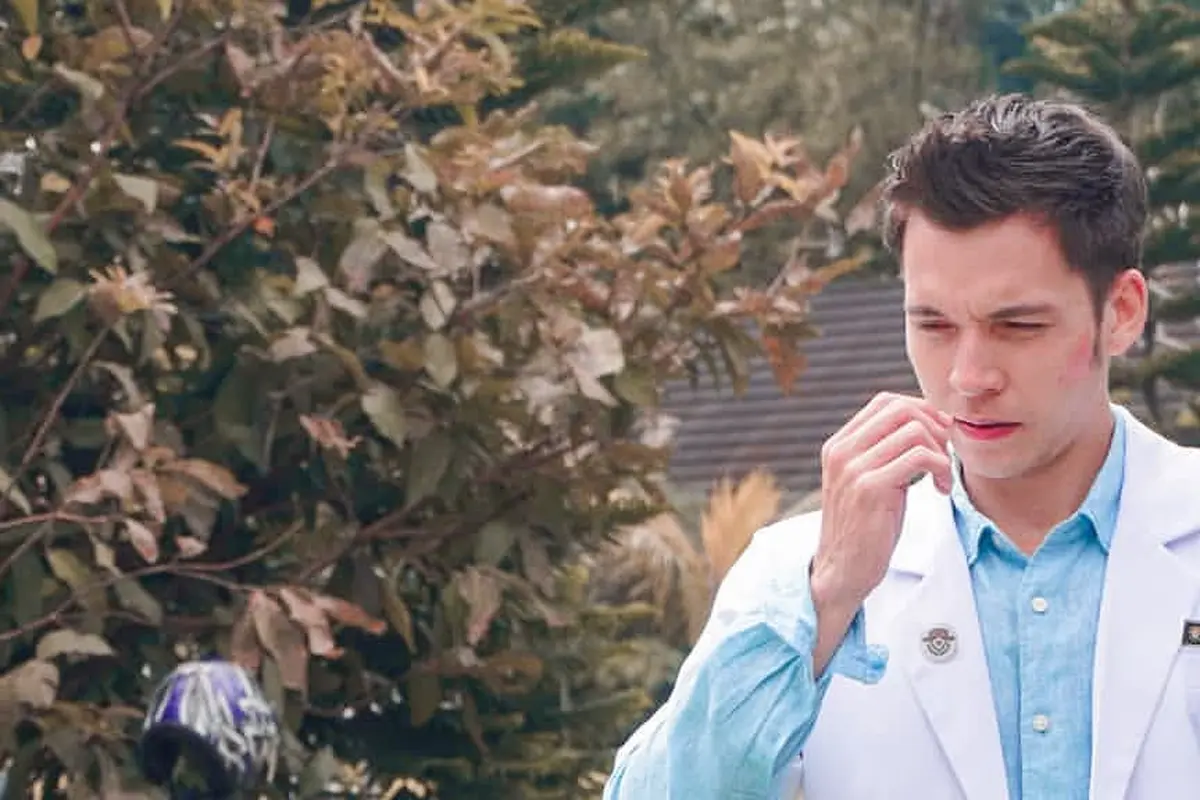 7 Gaya Stefan William Jadi Dokter Muda di Sinetron Ini Makin Keren