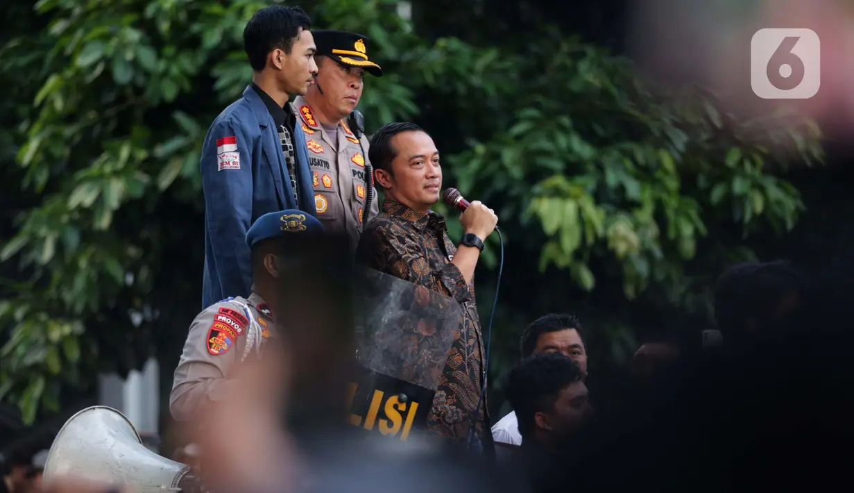 Total ada sembilan poin mulai dari transparansi pajak, evaluasi makan bergizi gratis, hingga menolak cawe-cawe Jokowi dalam pemerintahan Presiden Prabowo Subianto. (Liputan6.com/Helmi Fithriansyah)