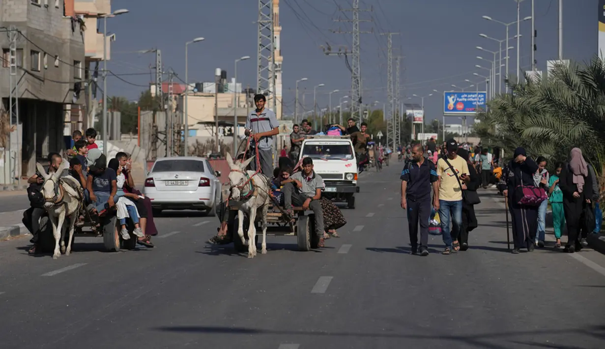 Diketahui, ini adalah hari kedua berturut-turut IDF mengizinkan warga sipil lewat ke arah selatan tanpa ada laporan insiden teror. (AP Photo/Hatem Moussa)