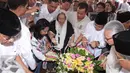 Suasana pemakaman pengacara senior Adnan Buyung Nasution di TPU Tanah Kusir, Jakarta, Kamis (24/9/2015). Adnan meninggal dunia pada Rabu (23/9) di RSPI setelah dirawat karena mengalami gangguan jantung dan ginjal. (Liputan6.com/Angga Yuniar)