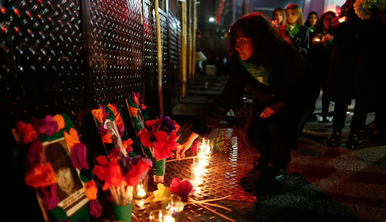 Aktivis pro legalisasi aborsi menempatkan lilin di luar Kongres Nasional di Buenos Aires, Argentina, Selasa (7/8). Senat Argentina menggelar pemungutan suara terkait RUU yang akan melegalkan aborsi. (AP Photo/Natacha Pisarenko)