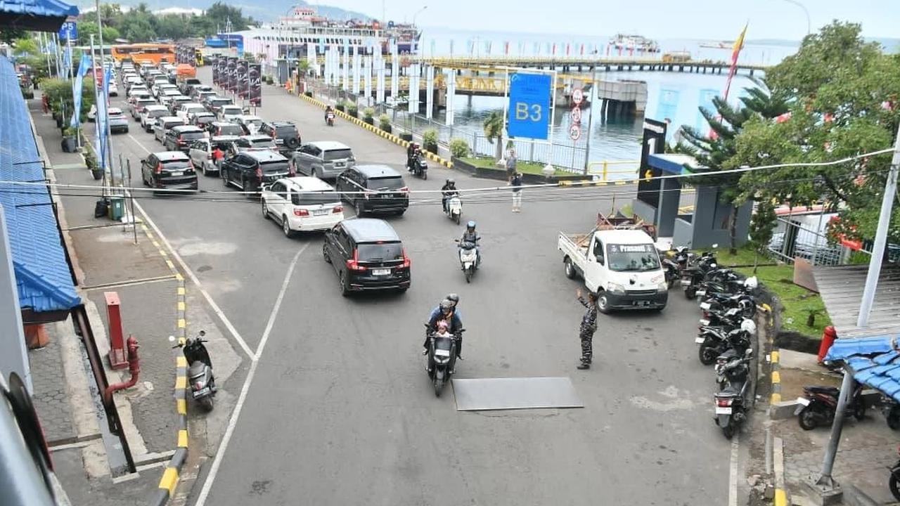 FOTO: Pengamanan Laut Diperketat Saat  Arus Mudik Lebaran di Selat Bali