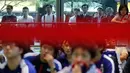 Puluhan warga Jepang di Tokyo tidak kuasa menahan kesedihan saat menyaksikan kekalahan Atsuto Uchida dkk di laga penutup penyisihan Piala dunia 2014 Grup C, (25/6/2014). (REUTERS/Issei Kato) 