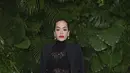 Rita Ora berpose saat tiba di acara makan malam Pre-Oscar Awards ke-14 di Beverly Hills Hotel di Beverly Hills, California pada Sabtu, 11 Maret 2023. Rita Ora 32 tahun mendesis sambil memamerkan fisik pahatannya dalam balutan bodysuit renda hitam tipis dan celana kulit hitam Chanel. Penyanyi ini memadukan penampilannya yang chic dengan blazer wol hitam dan tas beludru Chanel hitam tersampir di bahu kirinya. Cibirannya dicat merah delima dan mata cokelatnya diperkuat dengan eyeliner hitam tebal. (Photo by Jordan Strauss/Invision/AP)