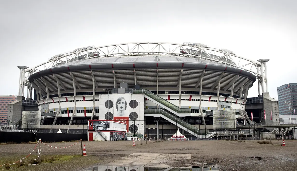 Penggantian nama stadion dari Amsterdam ArenA menjadi Johan Cruyff ArenA resmi dimulai pada awal musim 2018/2019 setelah peluncuran logo baru stadion pada 25 April 2018 yang bertepatan dengan tanggal kelahiran sang legenda. (AFP/Pieter Stam de Jonge/ANP)
