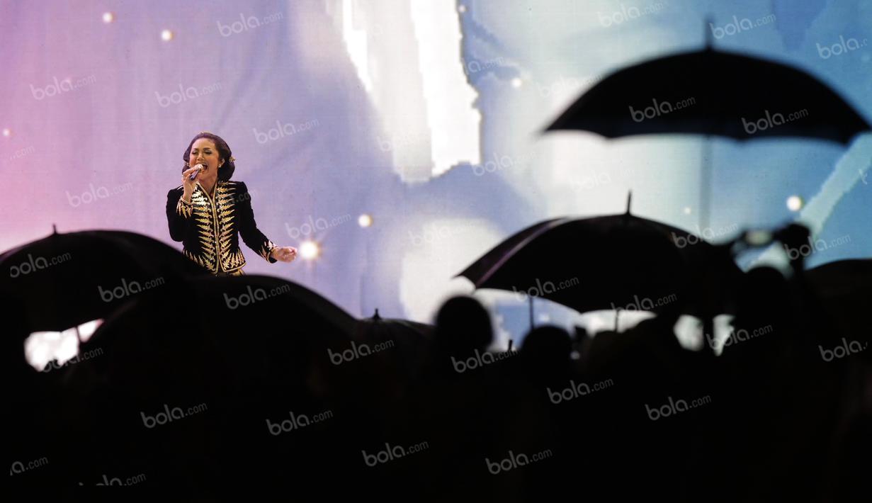 Penyanyi Krisdayanti menjadi salah satu pengisi acara Pembukaan TAFISA Games 2016 di Pantai Karnaval Taman Impian Jaya Ancol, Sabtu (8/10/2016). (Bola.com/Arief Bagus)