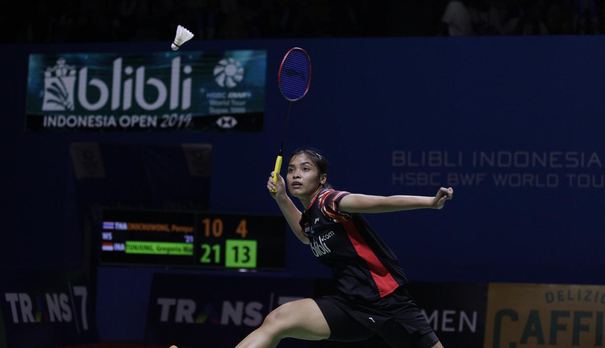 Tunggal putri Indonesia, Gregoria Mariska, berusaha mengembalikan kok saat melawan Pornpawee Chochuwong, pada Blibli Indonesia Open 2019 di Istora Senayan, Jakarta, Selasa (16/7). Gregoria menang 21-10 dan 21-8. (Bola.com/Vitalis Yogi Trisna)