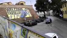 Gambar selamat datang di Tavullia, ada foto Valentino Rossi. (AFP/Miguel Medina)