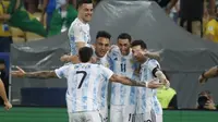 Pemain Argentina Angel Di Maria dengan rekan setimnya merayakan golnya ke gawang Brasil pada final Copa America di Stadion Maracana, Rio de Janeiro, Brasil, Minggu, 11 Juli 2021 (AP Photo /Bruna Prado)