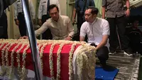 Dua putra Ani Yudhoyono, Agus Harimurti Yudhoyono dan Edhie Baskoro Yudhoyono, memegang peti jenazah dan mendampinginya saat masuk ke pesawat. (dok Partai Demokrat)