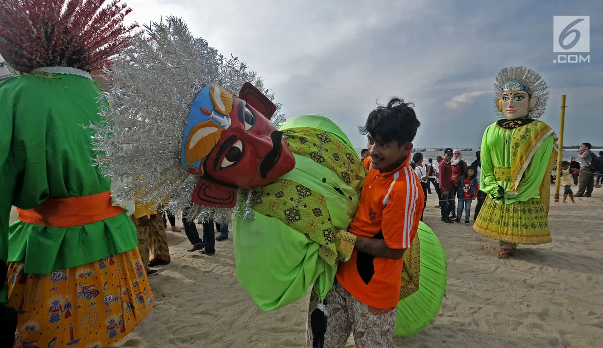 Peserta membawa ondel-ondel untuk memeriahkan acara 'Explore Indonesia' di Pantai Lagoon, Ancol, Sabtu (23/6). Atraksi tersebut merupakan bagian dari perayaan HUT ke-491 DKI Jakarta yang jatuh pada 22Juni 2018. (Merdeka.com/Iqbal S. Nugroho)